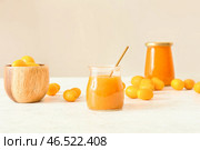 Банка вкусного варенья из кумквата и свежих фруктов на светлом фоне. Стоковое фото, фотограф Pixel_shot / Фотобанк Лори