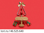 Подарочные коробки, шары и деревянный самолет на красном фоне. Концепция рождественских каникул. Стоковое фото, фотограф Pixel_shot / Фотобанк Лори