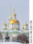 Город Пенза, Пензенская область, Россия. Зимний вид на Спасский кафедральный собор и памятник Первопоселенцу. Большой белый православный храм с позолоченными куполами. Архитектурная достопримечательность Пензы. Путешествие и туризм по России. Редакционное фото, фотограф Андрей Степанов / Фотобанк Лори