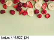 Вкусные сублимированные вишни, бананы, малина и клубника на зеленом фоне. Стоковое фото, фотограф Pixel_shot / Фотобанк Лори