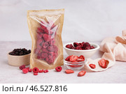 Композиция с вкусными сублимированными ягодами на светлом фоне. Стоковое фото, фотограф Pixel_shot / Фотобанк Лори