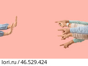 Люди указывают на женщину на розовом фоне. Стоковое фото, фотограф Pixel_shot / Фотобанк Лори