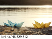 Оригами лодки на берегу моря. Стоковое фото, фотограф Pixel_shot / Фотобанк Лори