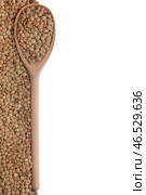 Lentils in a wooden spoon. Стоковое фото, фотограф Александр Собко / Фотобанк Лори