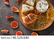 Вкусный бутерброд со спелым инжиром и сыром бри на деревянной тарелке. Стоковое фото, фотограф Pixel_shot / Фотобанк Лори