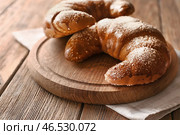 Вкусные свежие серповидные рулетики на деревянной доске. Стоковое фото, фотограф Pixel_shot / Фотобанк Лори