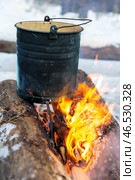 Hiking pots on the fire with a bright flame. Cooking soup in field conditions. Стоковое фото, фотограф Евгений Ткачёв / Фотобанк Лори