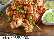 Вкусные колбасные шарики и миску с соусом на деревянной доске, крупным планом. Стоковое фото, фотограф Pixel_shot / Фотобанк Лори