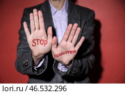 Женщина с текстом ОСТАНОВИТЬ КОРРУПЦИЮ написана на ладонях на цветном фоне. Стоковое фото, фотограф Pixel_shot / Фотобанк Лори