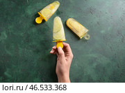 Женщина, держащая эскимо на цветном фоне. Стоковое фото, фотограф Pixel_shot / Фотобанк Лори