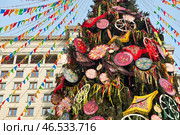 Украшенная ель. Празднование Масленицы на Манежной площади. Москва. Редакционное фото, фотограф E. O. / Фотобанк Лори