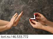 Молодая женщина отвергает предложение о браке на фоне гранж. Стоковое фото, фотограф Pixel_shot / Фотобанк Лори