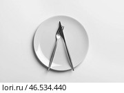 Тарелка со столовыми приборами на белом фоне. Стоковое фото, фотограф Pixel_shot / Фотобанк Лори