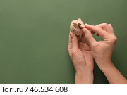 Женские руки с тизером мозга на цветном фоне. Стоковое фото, фотограф Pixel_shot / Фотобанк Лори
