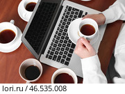 Бизнесмен с большим количеством пустых чашек кофе, сидя за столом. Концепция наркомании. Стоковое фото, фотограф Pixel_shot / Фотобанк Лори