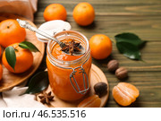 Баночка вкусного мандаринового варенья на деревянном столе. Стоковое фото, фотограф Pixel_shot / Фотобанк Лори