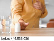 Пожилая женщина с инфарктом идет принимать лекарство дома, крупным планом. Стоковое фото, фотограф Pixel_shot / Фотобанк Лори