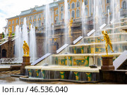 Grand Cascade and Grand Palace of the Palace and Park Ensemble in Peterhof, St. Petersburg, Russia (2024 год). Редакционное фото, фотограф Евгений Ткачёв / Фотобанк Лори