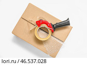 Диспенсер для упаковочной ленты и картонная коробка, изолированные на белом фоне. Стоковое фото, фотограф Pixel_shot / Фотобанк Лори