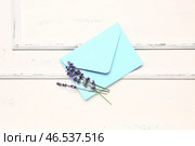 Ветви красивых лавандовых цветов и конверт на светлом деревянном фоне. Стоковое фото, фотограф Pixel_shot / Фотобанк Лори