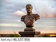 Ленинградская область. Низино. Бюст императора Николая I на территории Церкови святой мученицы царицы Александры (2021 год). Редакционное фото, фотограф Литвяк Игорь / Фотобанк Лори