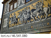 Medieval procession of knights and musicians on horseback, furstenzug mural in dresden (2018 год). Стоковое фото, фотограф Юрий Поздников / Фотобанк Лори