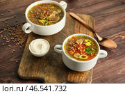 Кастрюли вкусного чечевичного супа на столе. Стоковое фото, фотограф Pixel_shot / Фотобанк Лори