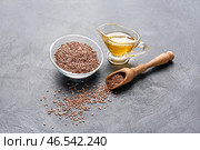 Соусник с льняным маслом и семенами на темном фоне. Стоковое фото, фотограф Pixel_shot / Фотобанк Лори