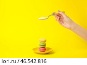 Женщина сыпет сахар на пирожные на цветном фоне. Стоковое фото, фотограф Pixel_shot / Фотобанк Лори