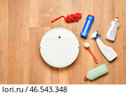 Современный робот-пылесос с расходными материалами на деревянном полу. Стоковое фото, фотограф Pixel_shot / Фотобанк Лори