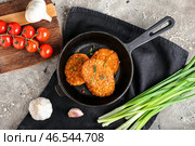 Сковорода с вкусными котлетами из чечевицы на фоне гранж. Стоковое фото, фотограф Pixel_shot / Фотобанк Лори