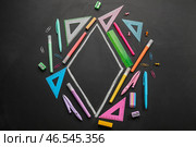 Рамка из различных канцелярских принадлежностей на темной доске. Празднование Дня Пи. Стоковое фото, фотограф Pixel_shot / Фотобанк Лори