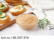 Чаша с вкусной икрой мойвы на белом фоне. Стоковое фото, фотограф Pixel_shot / Фотобанк Лори
