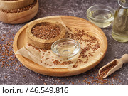 Чаша с льняным маслом и семенами на сером фоне. Стоковое фото, фотограф Pixel_shot / Фотобанк Лори