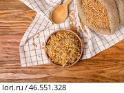 Чашка с пророщенной пшеницей и ложкой на деревянном столе. Стоковое фото, фотограф Pixel_shot / Фотобанк Лори