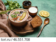Кастрюля вкусного супа Ходжподж с сметаной и хлебом на гранжевом фоне. Стоковое фото, фотограф Pixel_shot / Фотобанк Лори
