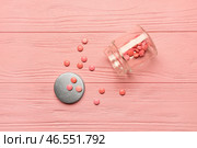 Бутылка с гормональными таблетками на розовом деревянном фоне. Стоковое фото, фотограф Pixel_shot / Фотобанк Лори