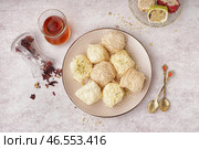 Тарелка с вкусным турецким писмание и стакан чая на светлом фоне. Стоковое фото, фотограф Pixel_shot / Фотобанк Лори