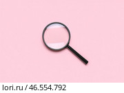 Черный увеличитель на розовом фоне. Стоковое фото, фотограф Pixel_shot / Фотобанк Лори