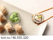 Палочки с вкусным суши-роллом на светлом фоне. Стоковое фото, фотограф Pixel_shot / Фотобанк Лори