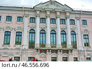 Строгановский дворец, построен по проекту архитектора Бартоломео Франческо Растрелли в 1753-1754 годах, один из образцов уникального растреллиевского «барочно-рокайльного стиля». Ныне - филиал Государственного Русского музея, которому здание принадлежит с 1988 года. Санкт-Петербург, набережная реки Мойки (2017 год). Редакционное фото, фотограф Сергей Елизарьев / Фотобанк Лори