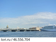 Круизный лайнер "Silver Whisper" у причала. Санкт-Петербург. (2017 год). Редакционное фото, фотограф Сергей Елизарьев / Фотобанк Лори