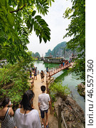 Many tourists in Ha Long Bay, Vietnam (2016 год). Редакционное фото, фотограф Александр Подшивалов / Фотобанк Лори