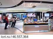 Estee Lauder boutique in Suria KLCC mall, Kuala Lumpur (2016 год). Редакционное фото, фотограф Александр Подшивалов / Фотобанк Лори