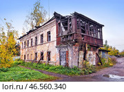 Заброшенный разрушенный дом-барак, Муром, Владимирская область (2012 год). Стоковое фото, фотограф Baturina Yuliya / Фотобанк Лори