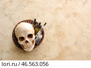 Корзина с вейп-модом, маслом и человеческим черепом на гранж-фоне. Стоковое фото, фотограф Pixel_shot / Фотобанк Лори