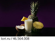 Бокал с вкусным коктейлем Пина Колада на темном фоне. Стоковое фото, фотограф Pixel_shot / Фотобанк Лори