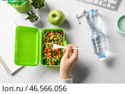 Ученик вкусно обедает на светлом фоне. Стоковое фото, фотограф Pixel_shot / Фотобанк Лори