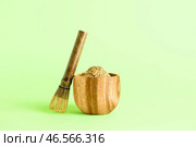 Чаша с порошкообразным чаем матча и часеном на цветном фоне. Стоковое фото, фотограф Pixel_shot / Фотобанк Лори