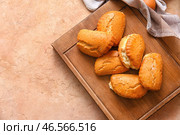 Деревянная доска вкусных сочников с творогом на бежевом фоне. Стоковое фото, фотограф Pixel_shot / Фотобанк Лори